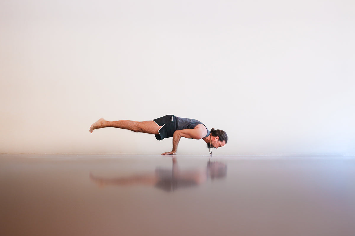 Anı Deneyimlemenin Yarattığı Dönüşüm: Chris Chavez ile Yoga